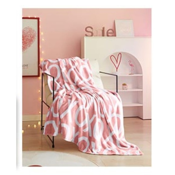 New! Huntington Home Valentine's Plush Throw XOXO - Picture 1 of 2